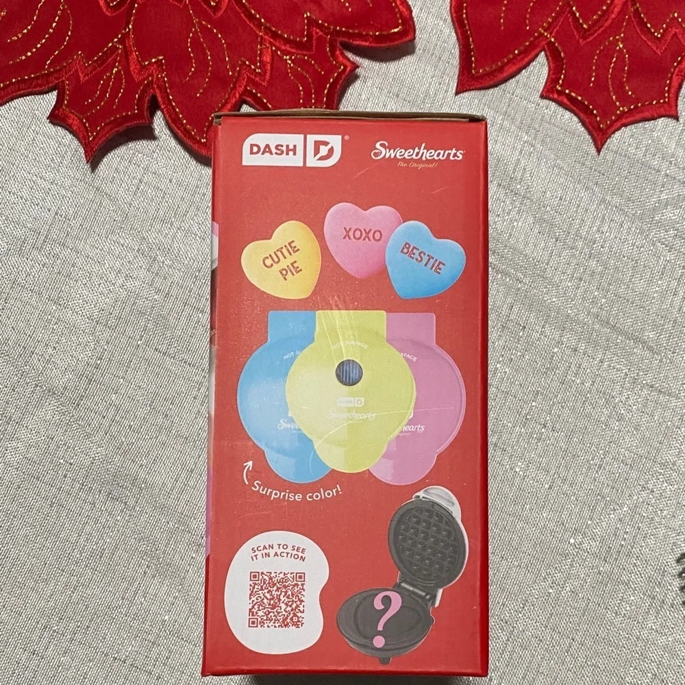 Dash Sweethearts Mini Waffle Maker